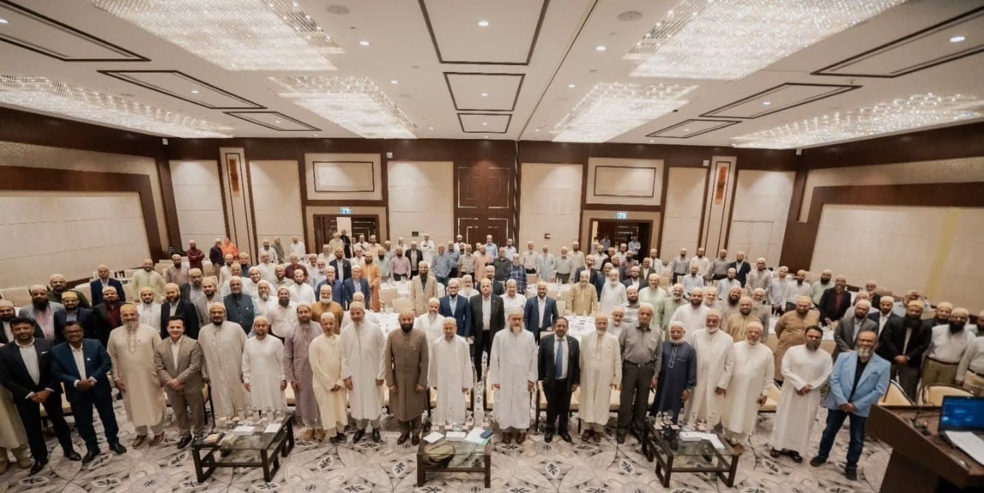 Membership Drive Networking Dinner: Wide shot of a large crowd standing in a ballroom for a group photo